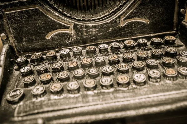 Tasten einer rostigen Vintage-Schreibmaschine in Großaufnahme — Stockfoto