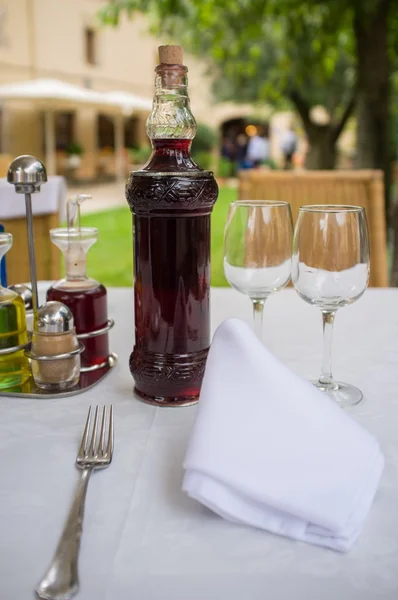 레스토랑에서 와인 병과 테이블 설정 — 스톡 사진