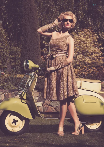 Жінка в ретро-сукні з скутером — стокове фото