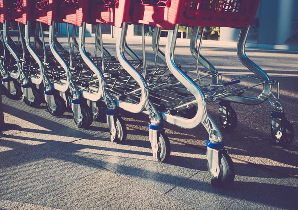 Lege winkelen trolleys — Stockfoto