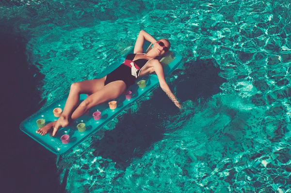 Pin up ragazza in piscina — Foto Stock