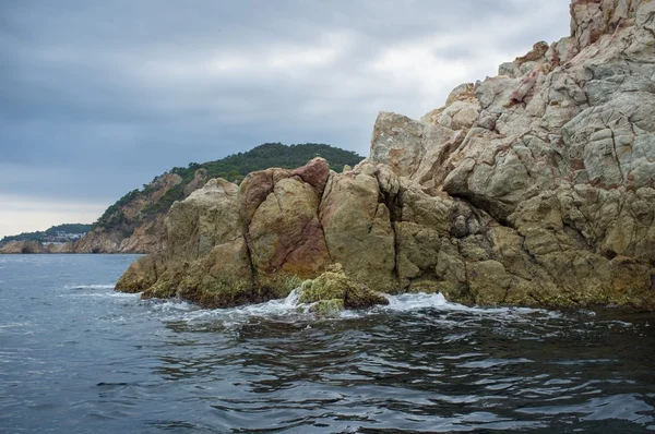 Wave breaking rocky seashore — Stock Photo, Image