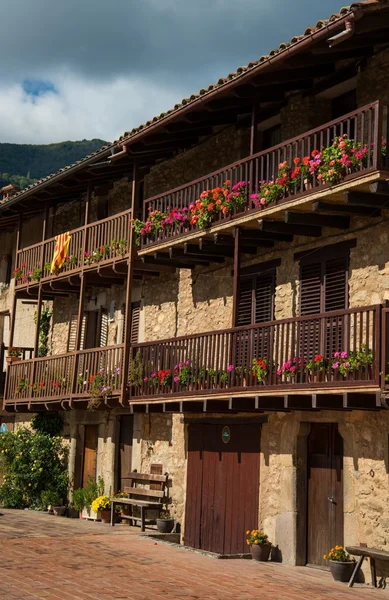 Facciata edificio con un sacco di vasi di fiori — Foto Stock