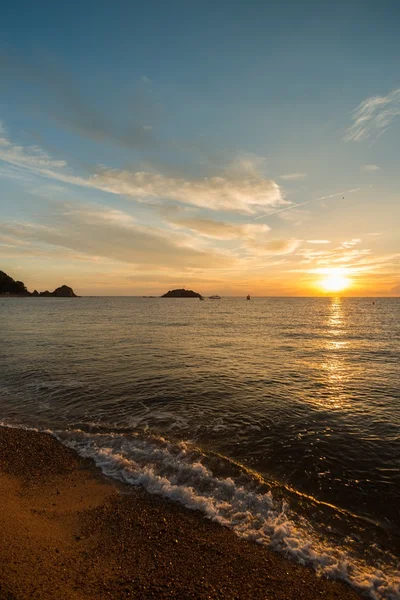 Sonset colorido bonito sobre mar calmo — Fotografia de Stock