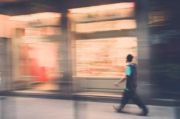 Casual man buiten lopen — Stockfoto