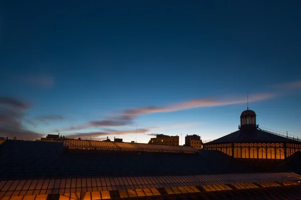 Telhado de Born Market edifício em Barcelona à noite — Fotografia de Stock