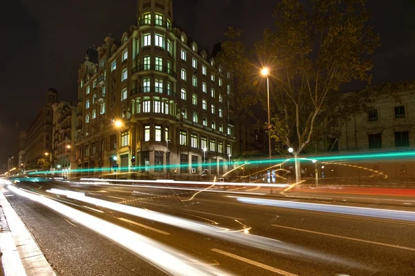 Street, a Barcelona az éjszakai homályos autók — Stock Fotó