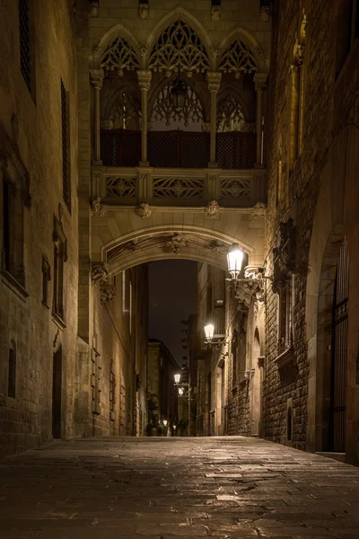 Most na ulici carrer del bisbe v barri gotic, barcelona — Stock fotografie