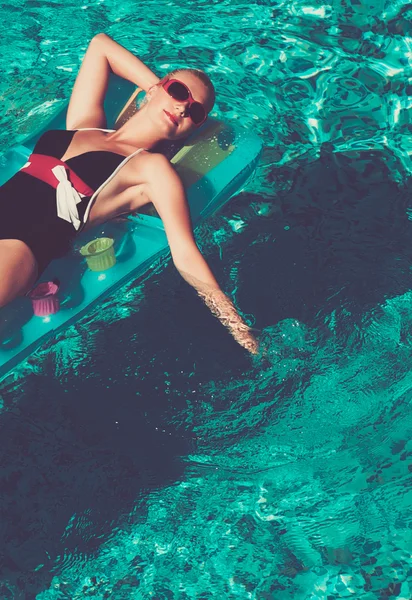 Pin up girl in the swimming pool — Stock Photo, Image