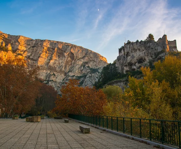 Observation point near mountains in Fontaine-de-Vaucluse, France — Stock Photo, Image