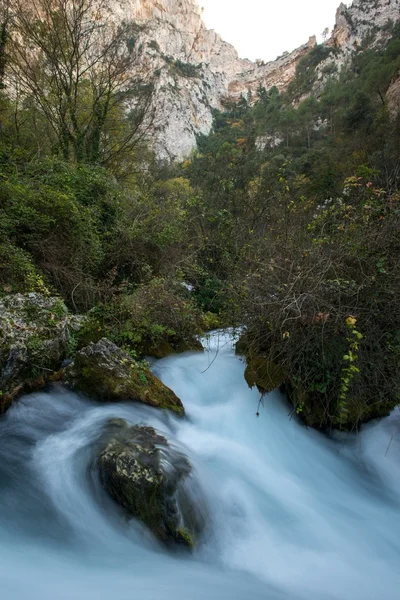 Fast river in Fontaine-de-Vaucluse, France — Stock Photo, Image
