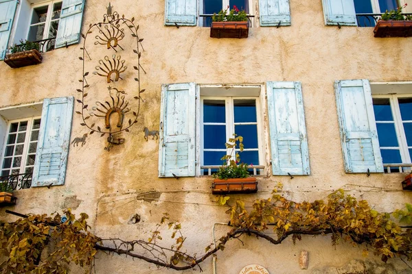 Parede de construção com decoração de flores — Fotografia de Stock