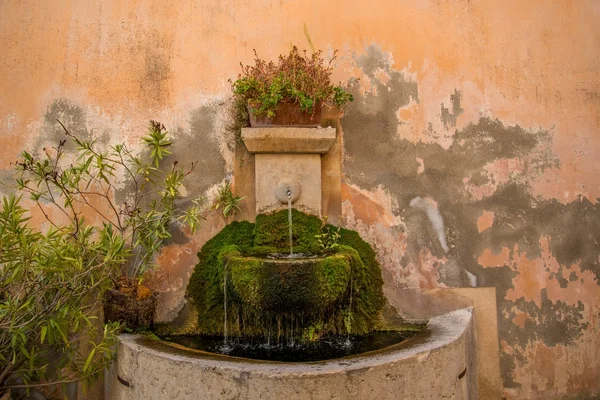 Fontaine à boire dans le mur — Photo