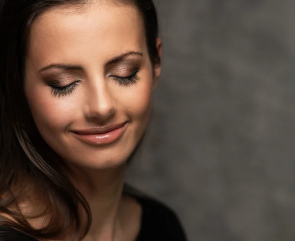 Schöne junge Frau — Stockfoto