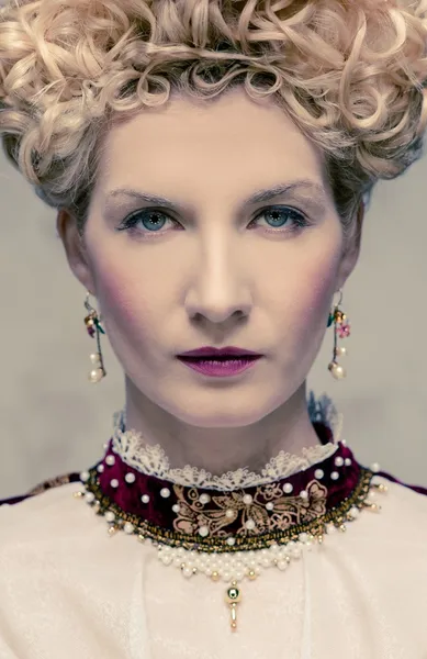 Portret van prachtige hooghartige koningin — Stockfoto
