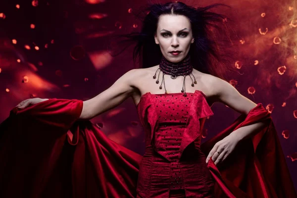 Vackra vampyren kvinna i röd klänning — Stockfoto