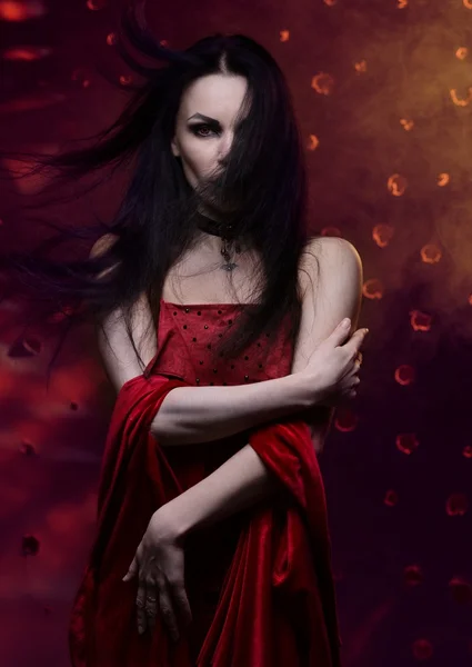 Belle femme vampire en robe rouge — Photo