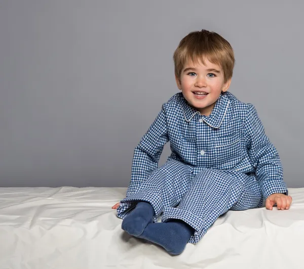 Lekfull liten pojke — Stockfoto