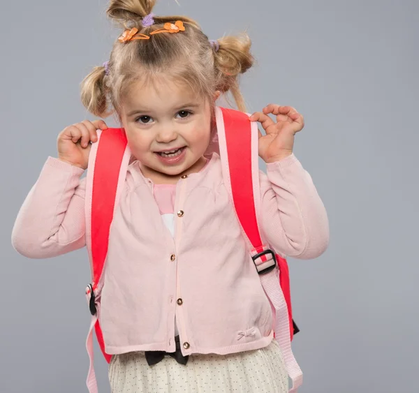 Lustiges kleines Mädchen mit Rucksack — Stockfoto