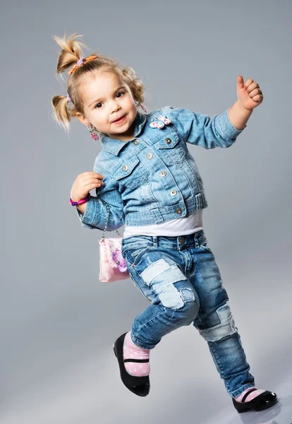 Lustiges kleines Mädchen mit kleiner Tasche — Stockfoto