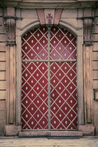Будівельний вхід з червоними дверима — стокове фото
