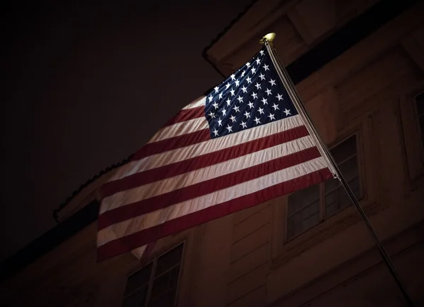 Bandeira dos EUA ao ar livre à noite — Fotografia de Stock