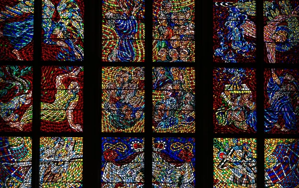 Målat glas inne i St vitus cathedral — Stockfoto