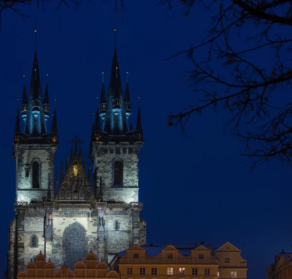 Näkymä kirkkoon Our Lady ennen Tyn yöllä — kuvapankkivalokuva