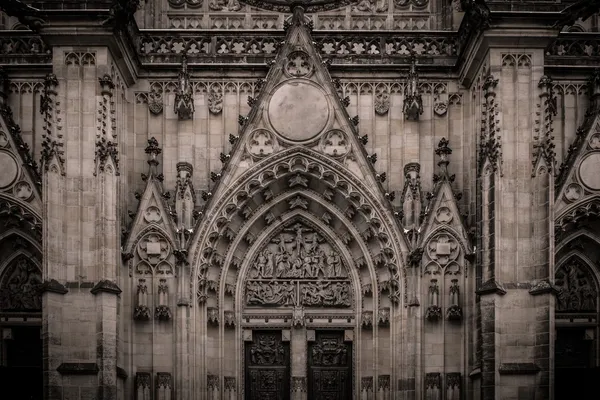 Detalhes da fachada da catedral vintage — Fotografia de Stock