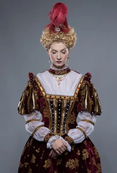 Wyniosły królowej w królewski strój na szarym tle — Zdjęcie stockowe