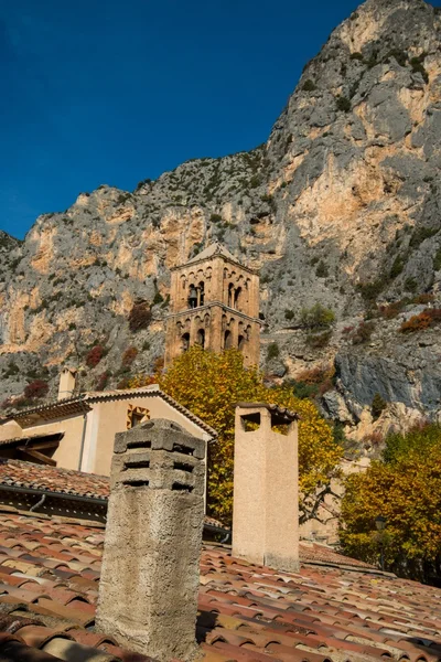 Belltower Moustiers-Sainte-Marie, Franciaország — Stock Fotó