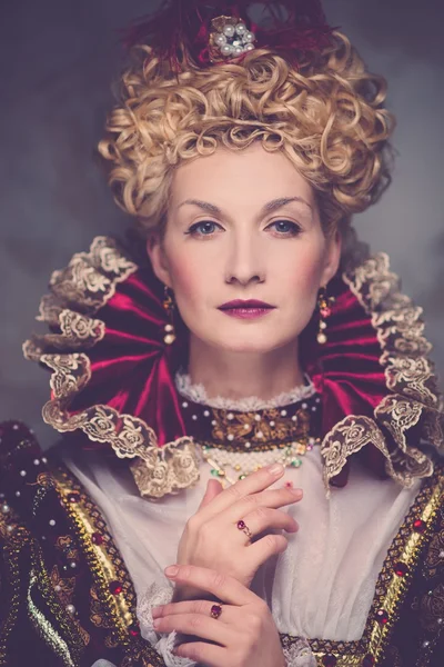 Portrét krásné povýšený Queen — Stock fotografie