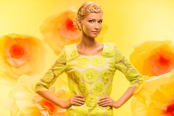 Menina com entre grandes flores amarelas — Fotografia de Stock