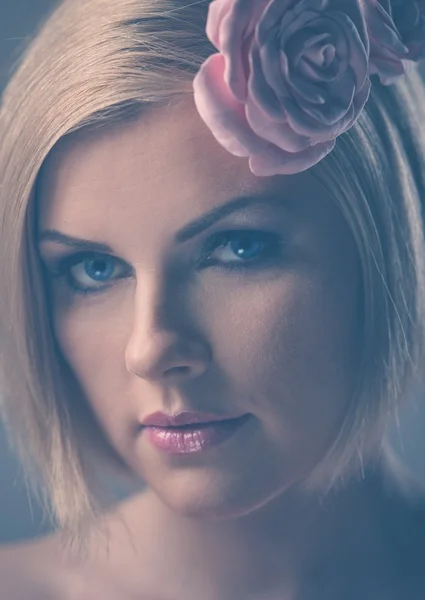 Vacker blond kvinna med rosenknopp — Stockfoto