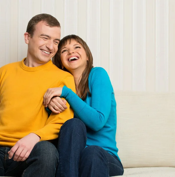 Feliz hermosa pareja — Foto de Stock