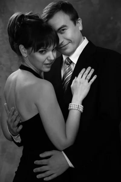 Монохромна картина молодого чоловіка і жінки в елегантній вечірній сукні — стокове фото