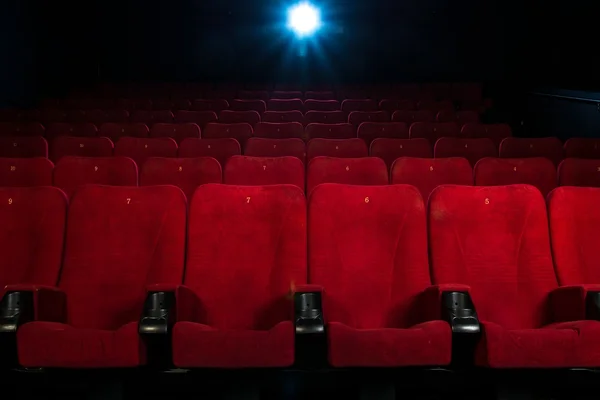 Asientos rojos cómodos vacíos con números en el cine — Foto de Stock
