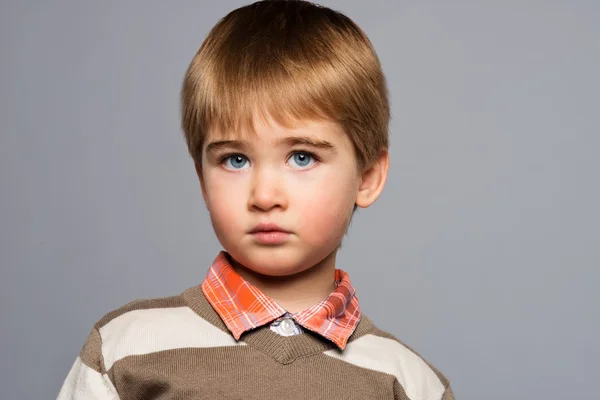 Niño guapo en cárdigan y camisa aislada sobre fondo gris — Foto de Stock