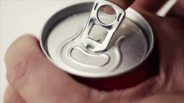 Opening can with a drink — Stock Video