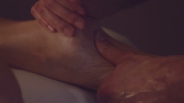 Massage van benen — Stockvideo