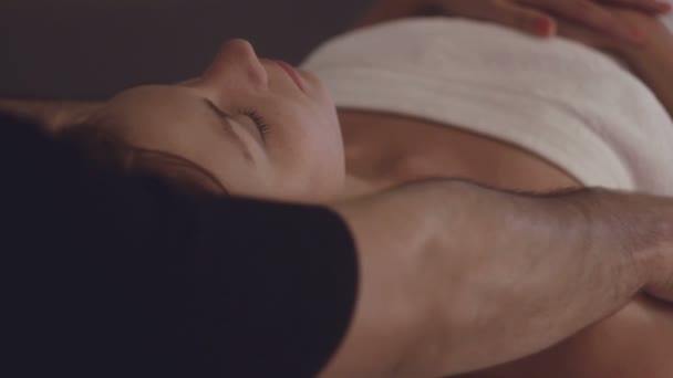 Axlar massage — Stockvideo