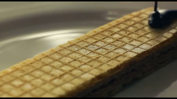 Geschmolzene dunkle Schokolade auf Waffeln — Stockvideo