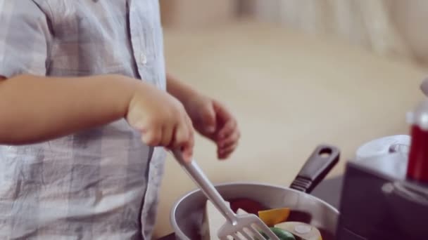 Bebê menino cozinhar — Vídeo de Stock