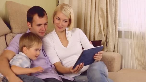 Семья с планшетным ПК дома — стоковое видео