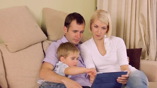 Famille avec une tablette PC à la maison — Video