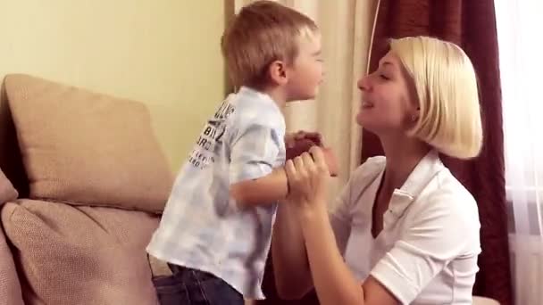 Moeder spelen met haar babyjongen thuis — Stockvideo