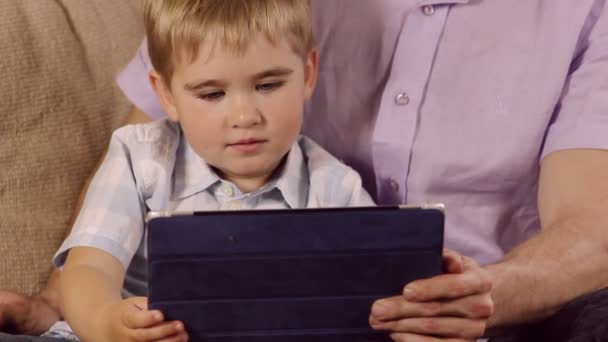 Familie met een tablet pc thuis — Stockvideo