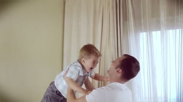 Otec si hraje se svým dítětem — Stock video