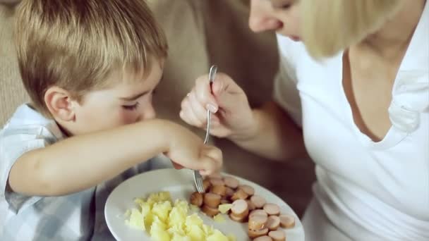 Mother feeding baby — Stock Video