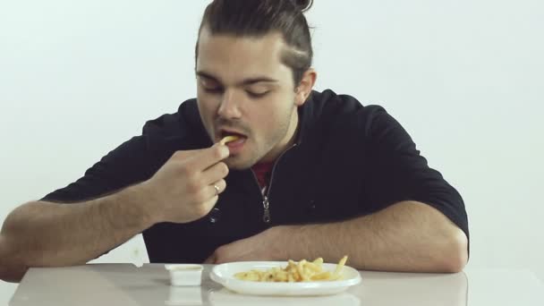 Man eats french fries — Stock Video